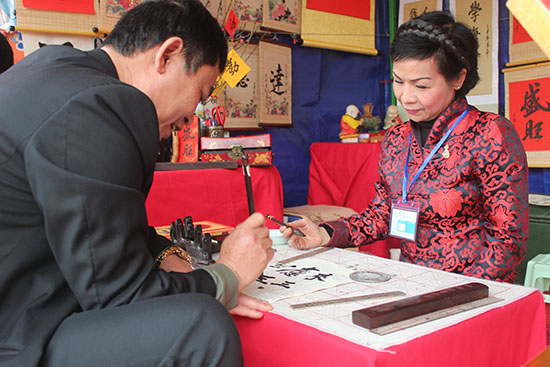 Dạo phố “Ông đồ” ngày xuân ảnh 5